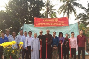 Buddhist Sangha in Ben Tre province builds charity house for poor household