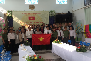 National flags presented to religious organizations in Da Nang