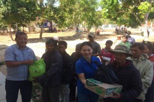 Religious committee in Gia Lai presents gifts to disadvantaged locals in Ha Dong commune