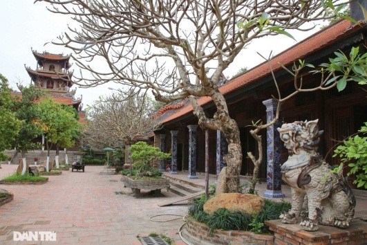 Unique “ceramics” pagoda in Bat Trang