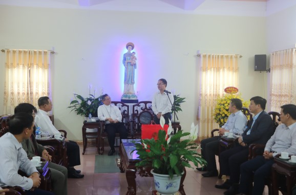 Deputy Minister of Home Affairs pays Easter visit to Bui Chu diocese