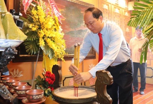 City leaders offer incenses to commemorate 41 years of death of Uncle Tôn