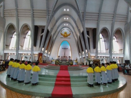 Easter mass held at Phu Cam Cathedral 