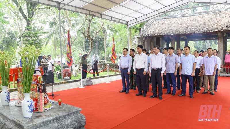 Incense offering commemorates death anniversary of Emperor Lê Đại Hành