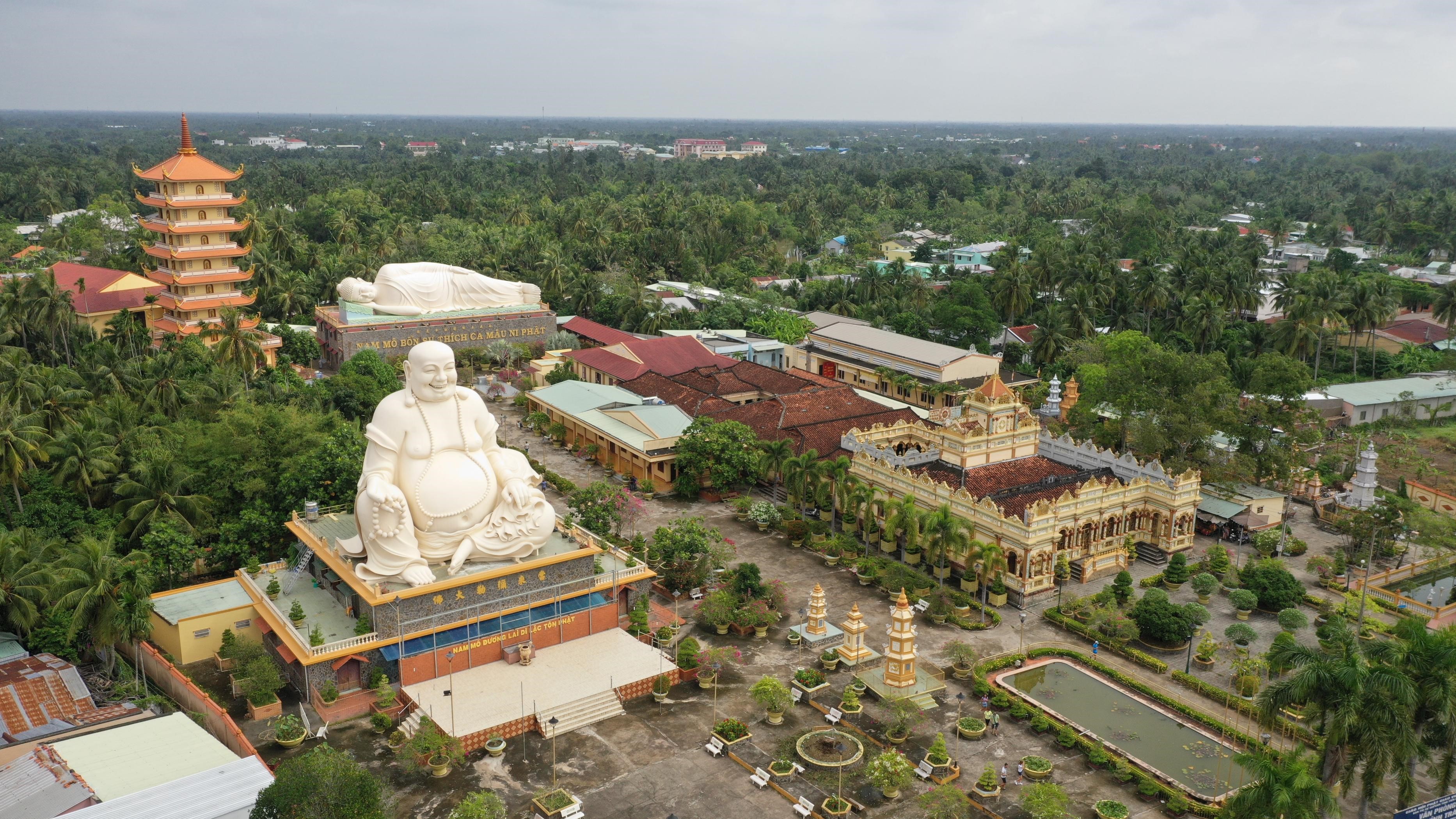 Unique architecture of Vinh Trang Pagoda in Tien Giang