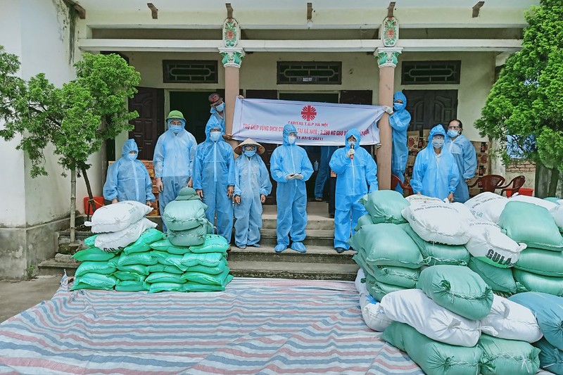 Hanoi Caritas sends relief to epidemic zone in Ha Nam