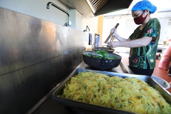 Abbess and lay Buddhists of Phuc Long pagoda in Hanoi offer meals to patients at K Hospital