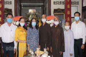 Local authorities of Ben Tre, Tien Giang pay Vesak visits to local Buddhist dignitaries