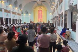 Priest and parsishioners of Du Thanh parish in Ha Tinh gather for Sunday mass, disregarding pandemic prevention regulations 