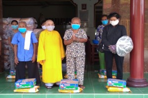 Superior nun Thích nữ Như Giáo in Tra Vinh presents gift sets to local people affected by Covid-19 epidemic