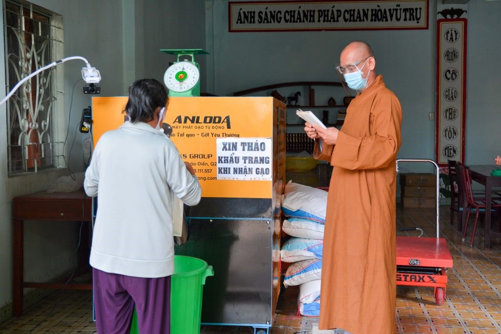 Buddhist pagodas in Ho Chi Minh City operate Rice ATM, present free meals to poor locals