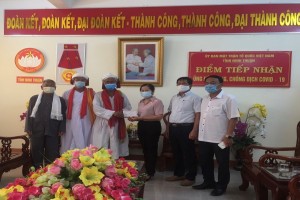 Cham Brahman community in Ninh Thuan supports Covid-19 prevention fund