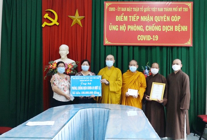 VBS chapter in Tien Giang province presents over 300 million VND to Covid-19 prevention fund