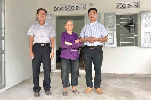 Hanoi Caritas presents charity houses to poor people