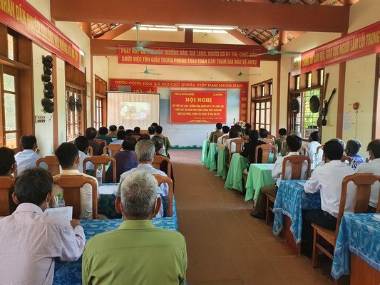 Meeting with village elders, religious dignitaries, outstanding people in Quang Tri province