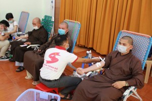 Monks, nuns, lay Buddhists in Binh Dinh join voluntary blood donation 