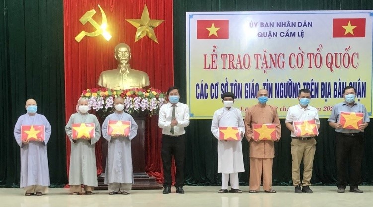 National flags presented to religious places in Da Nang