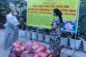 VBS sub-committee for nun affairs in Tien Giang hands over supports to locals in local pandemic area