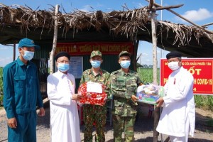 Tay Ninh Caodai Church visits Covid-19 checkpoints of provincial Border Guard