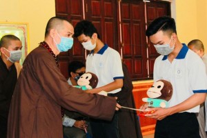 VBS in Bien Hoa city presents scholarships to blind families’ children