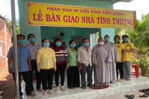 VBS in Tien Giang hands over two charity houses to poor families