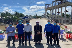 Buddhist pagoda in Ben Tre sends supports to people in Covid-19 isolation zone