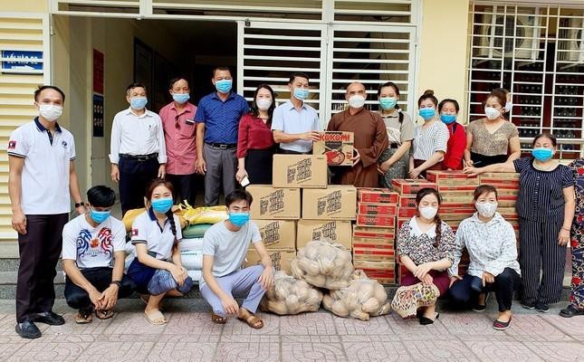 Duc Hau pagoda presents supplies to Lao students in Nghe An