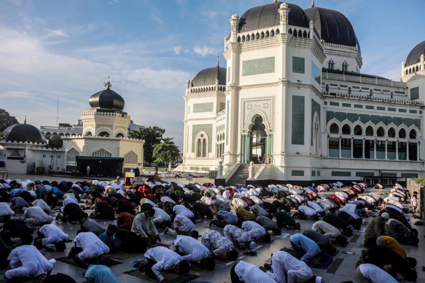 Indonesians gather to pray for Eid al-Adha despite Covid-19 surge