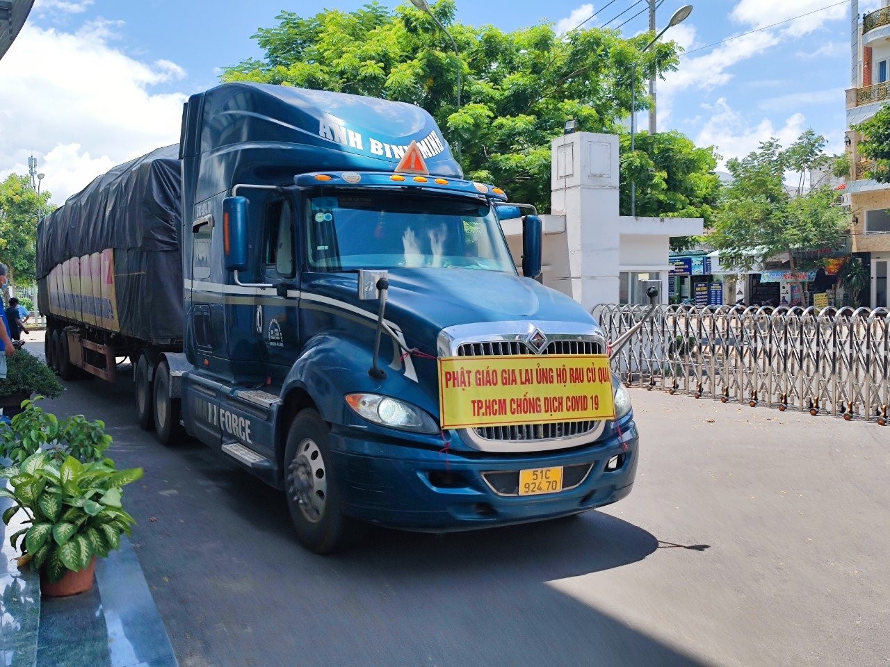 Southern Buddhists send supports to people in Ho Chi Minh City