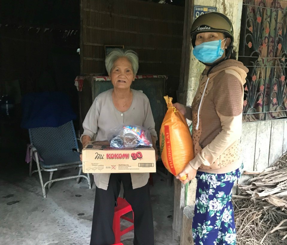 Catholic parishes in Tien Giang present over 1000 gift sets to poor people