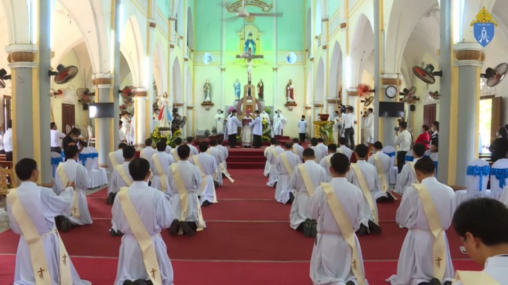 Vinh Diocese ordains thirty-four new priests 