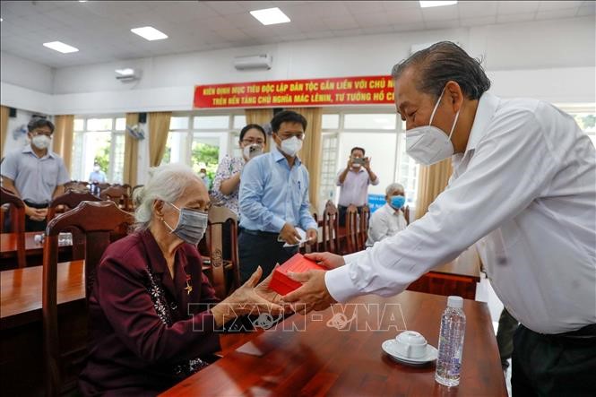 Deputy PM Trương Hòa Bình visits families of revolution contributors in HCM City