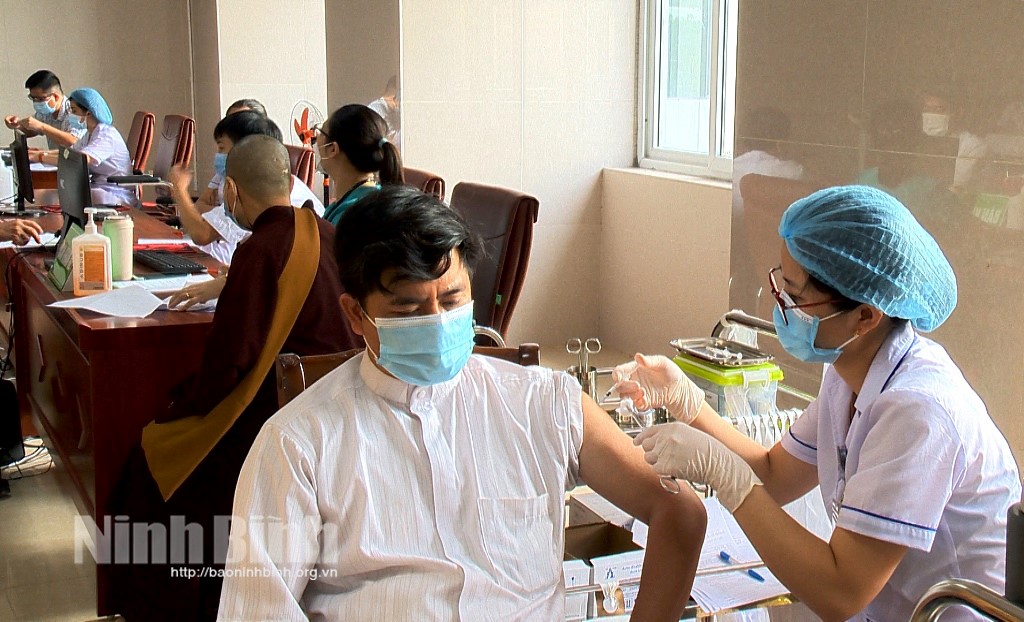 Nearly 500 religious dignitaries in Ninh Binh, Nghe An receive Covid-19 vaccination