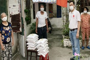 Hanoi Caritas presents rice to disadvantaged locals amid Covid-19 social distancing