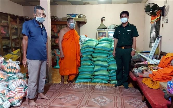 Border Guard in Soc Trang supports Khmer people affected by Covid-19 pandemic