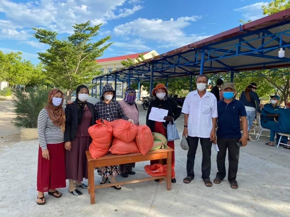 Islam women in Ninh Thuan present support packages to local people and volunteers in Covid-19 pandemic fighting