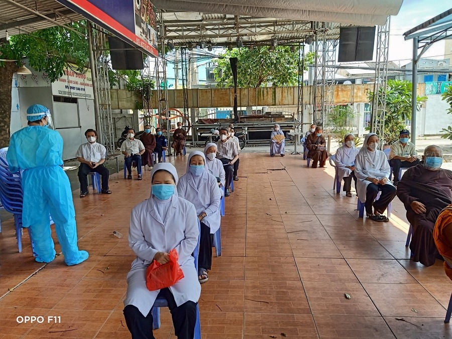 Religious dignitaries in Tien Giang receive Covid-19 vaccination