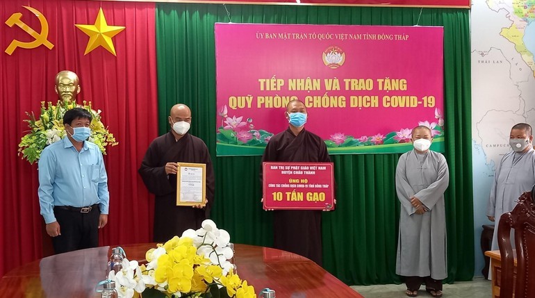 Buddhists in Dong Thap donate cash, necessities to Covid-19 prevention and control