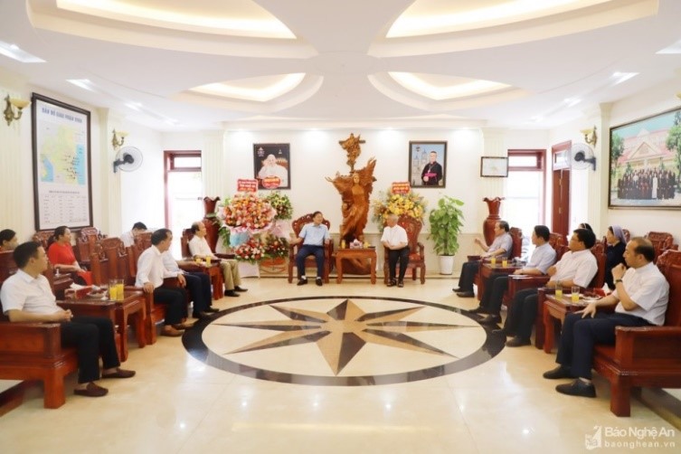 Nghe An authorities extend congratulations to Vinh Diocese on  Assumption of Mary feast day