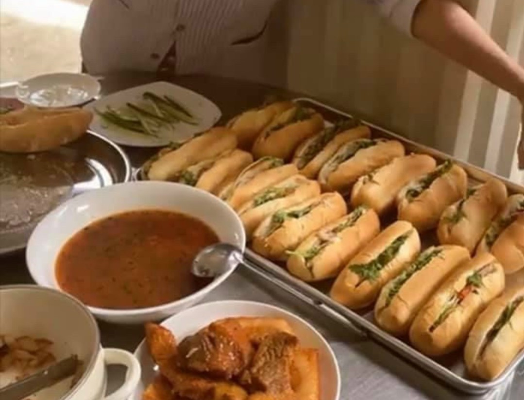 Catholic parish in Tien Giang presents free bread to disadvantaged locals