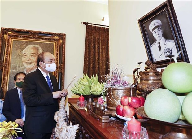 President offers incense to Gen. Võ Nguyên Giáp