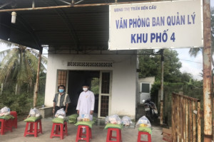 Tay Ninh Caodai Church in localities presents support supplies to people affected by Covid-19 