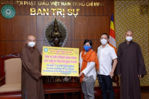 VBS in Ho Chi Minh City presents 6 ambulances to Covid-19 treatment hospitals