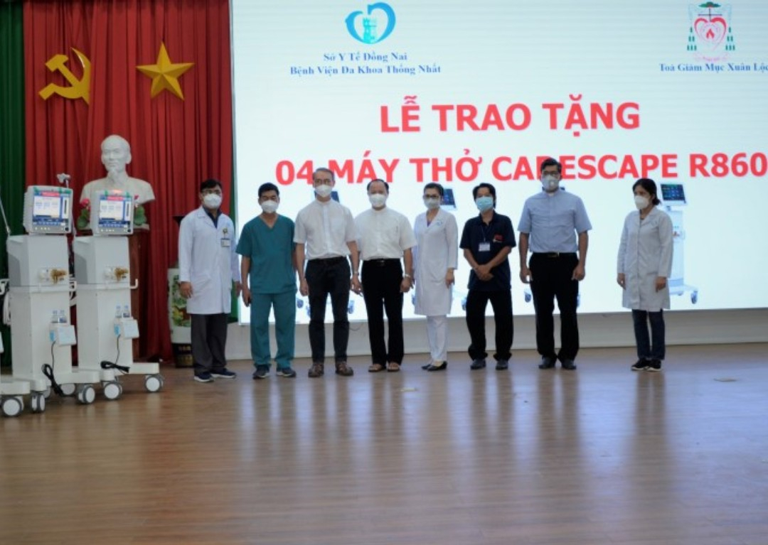 Xuan Loc Diocese presents ventilators to hospitals in Dong Nai