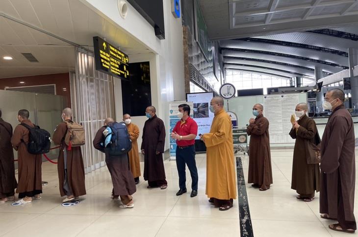 More Buddhist monks, nuns join medical force fighting pandemic in Ho Chi Minh City