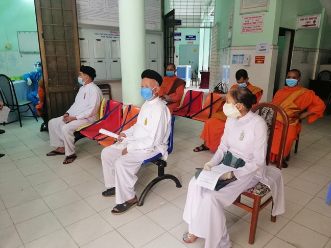 Over 95 religious dignitaries in Tra Vinh city receive first Covid-19 vaccine shot