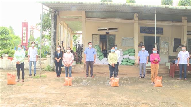 Binh Phuoc presents rice to disadvantaged ethnic families