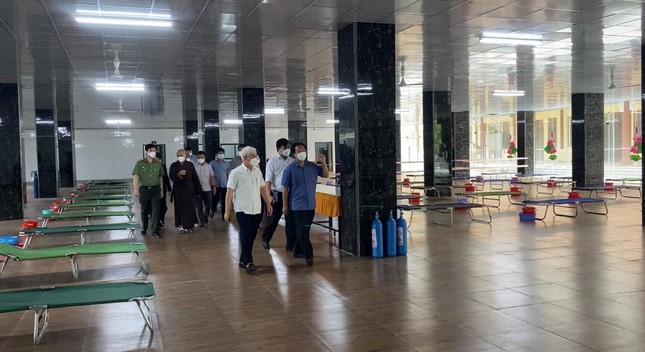 Secretary of Binh Duong provincial Party’s Committee visits quarantine and treatment center for Covid-19 patients based at Hoi Khanh pagoda