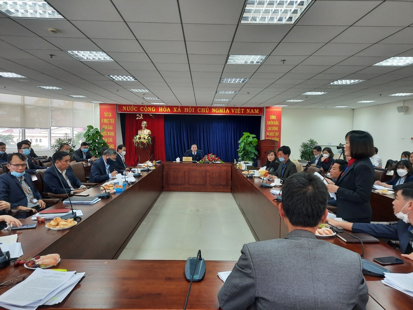 Leader of provincial government of Lam Dong chairs meeting with provincial home affairs department