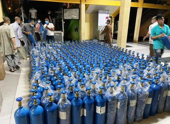 VBS in Ho Chi Minh City donates 600 oxygen tanks for home treatment of Covid-19 patients in An Giang